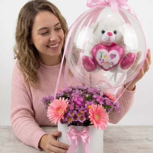 Caja pote con flores de estacion y globo burbuja con peluche